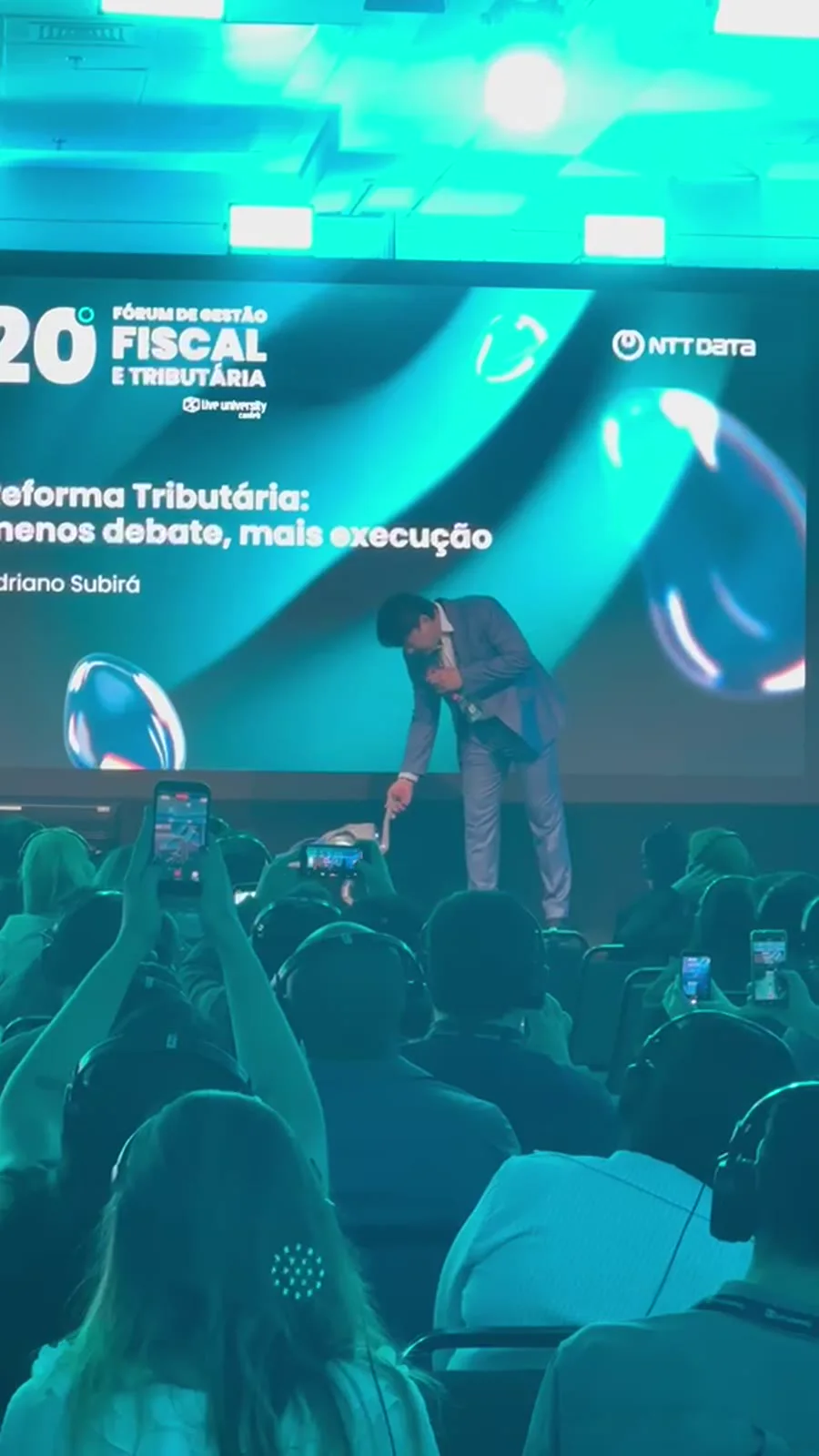 Cão robô Go2 Pro no palco do 20º Fórum de Gestão Fiscal e Tributária, evento da NTT Data
