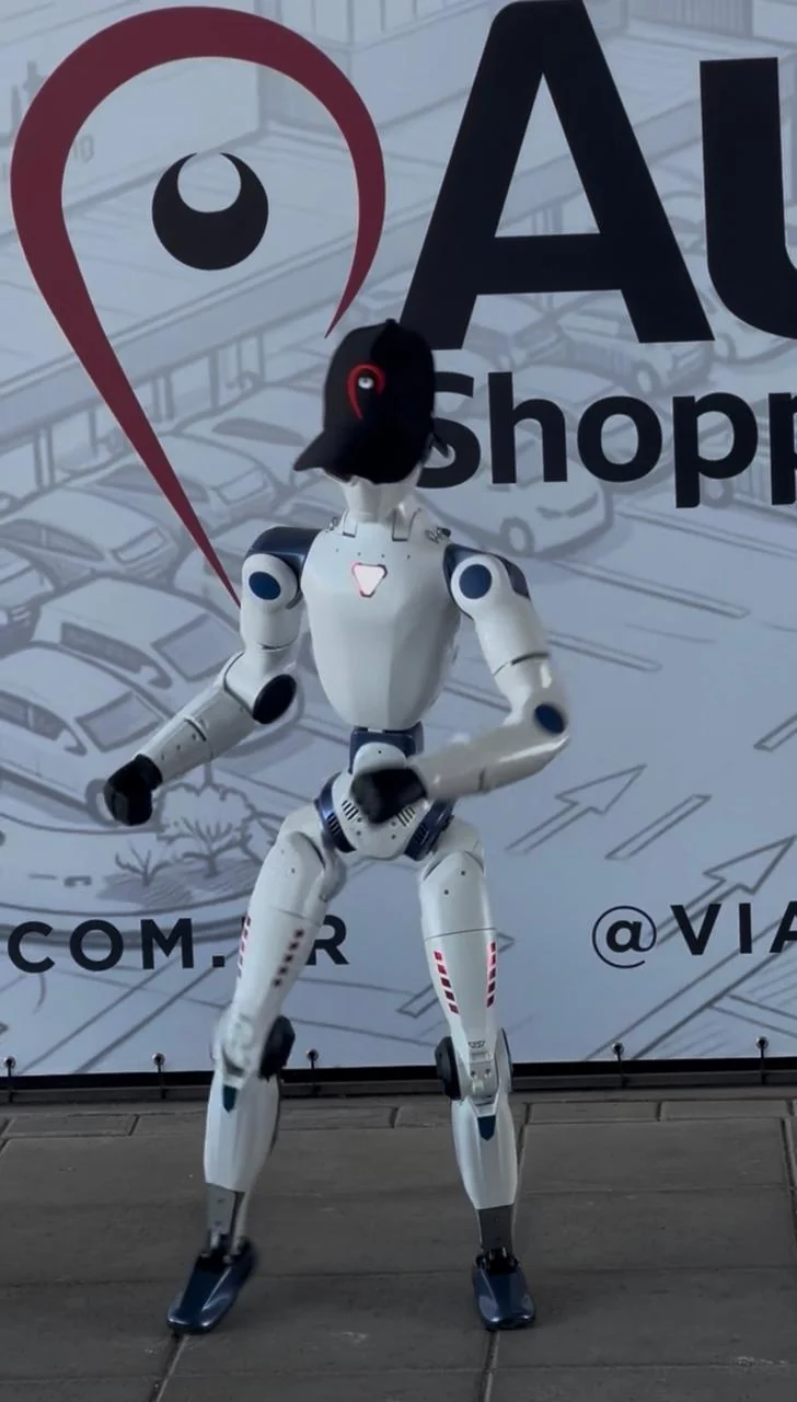 Robô humanoide R1 da RoboFaz em ativação de marca no Via Auto Shopping Taubaté